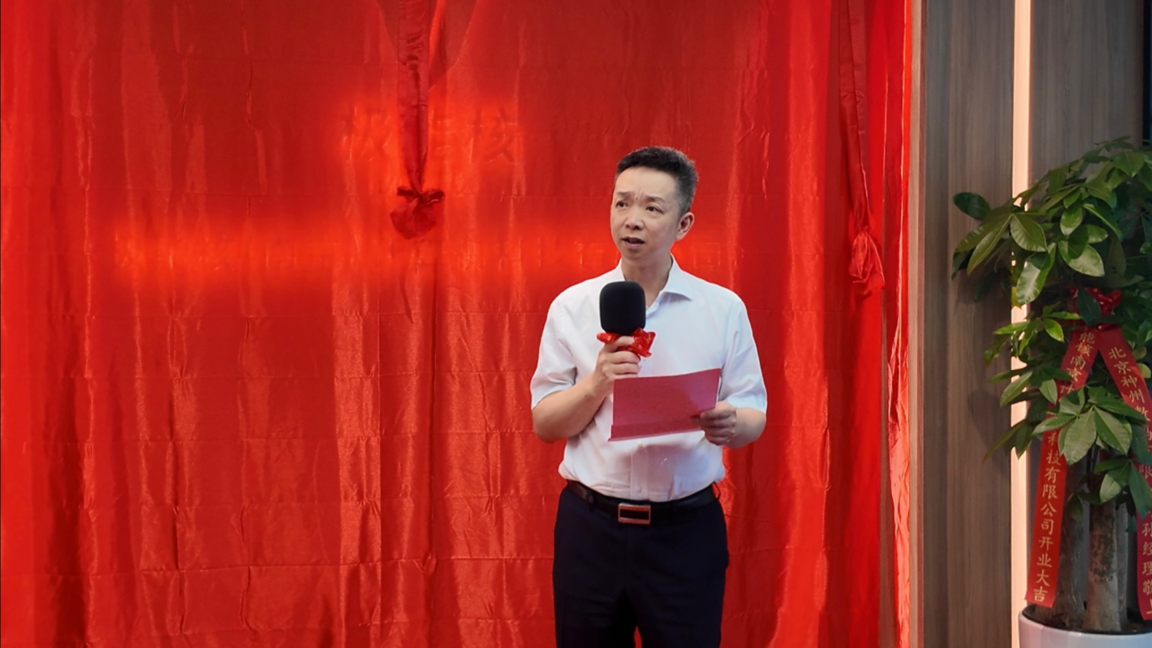 南京江北新区智能制造产业发展管理办公室党工委书记徐韬在极能核开业典礼上发言