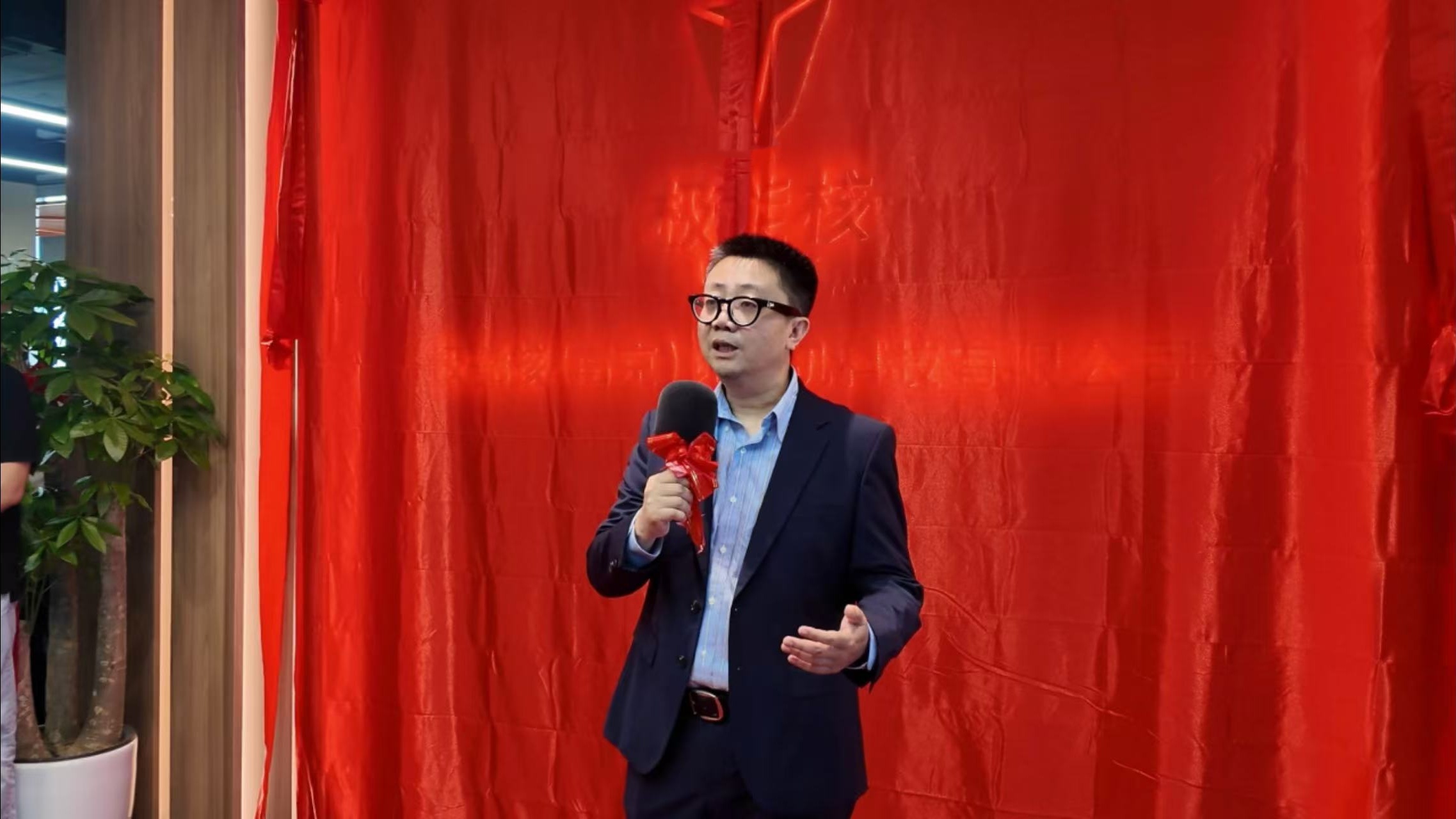 IDC中国副总裁周震刚在极能核开业典礼上发表行业洞察演讲