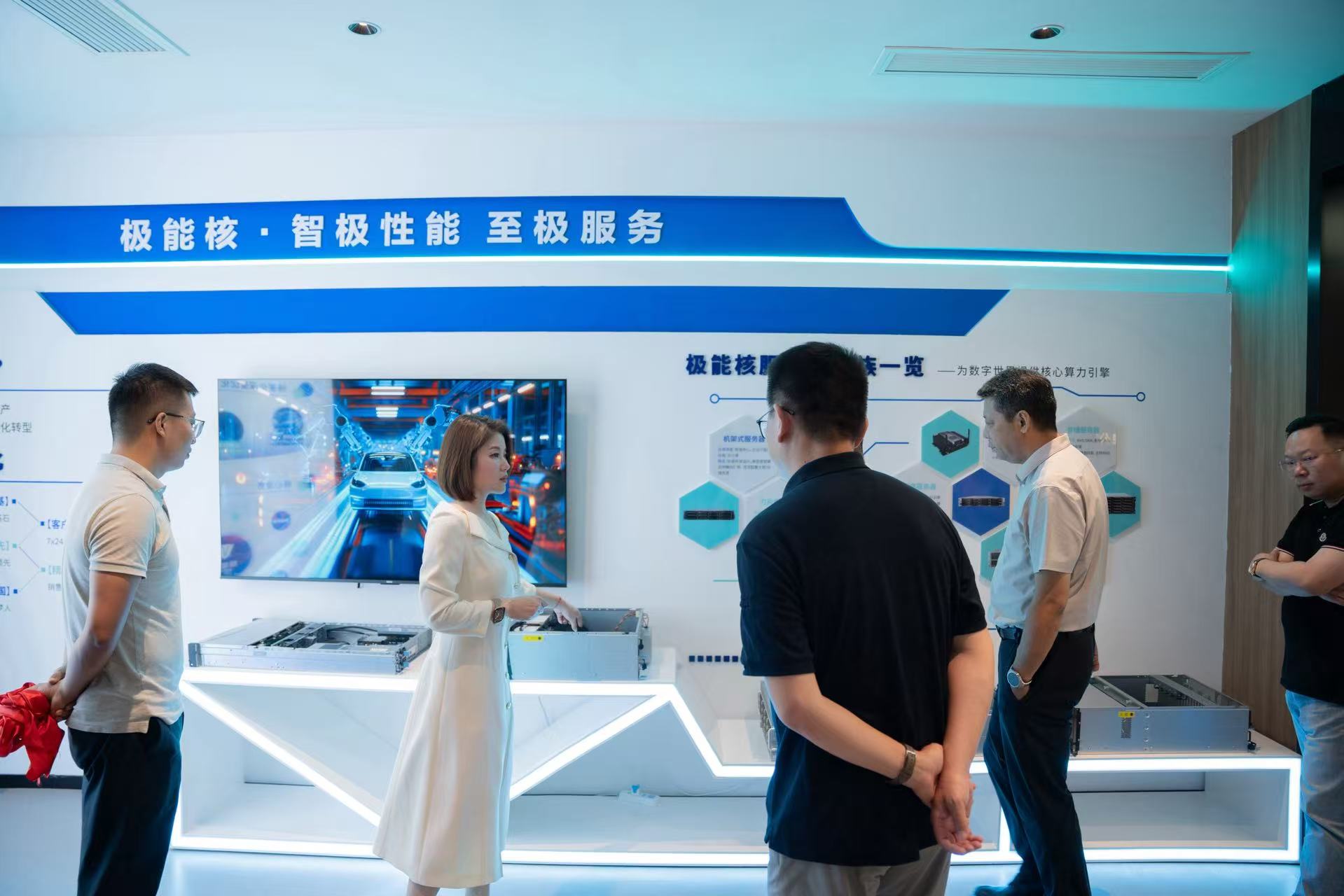 极能核新闻图片 - 2025年9月17日校友之家授牌仪式嘉宾合影